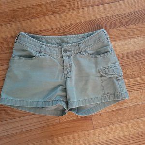 North Face size 4 green shorts